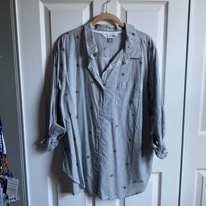 2x Button down shirt w/bee design